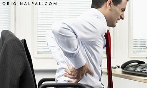 مردی با درد کمر در محل کار بر روی صندلی